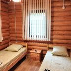 Четырехместный (Номер двухкомнатный с раздельными кроватями в срубе 1 этаж  сруб 1 и сруб 3), Гостевой дом Асият