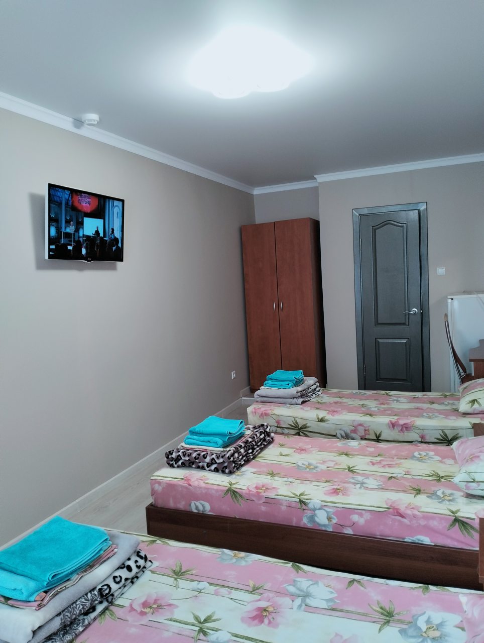 Трехместный (С раздельными кроватями в срубе 1 и 3, в корпусе номер 2.4), Гостевой дом Асият