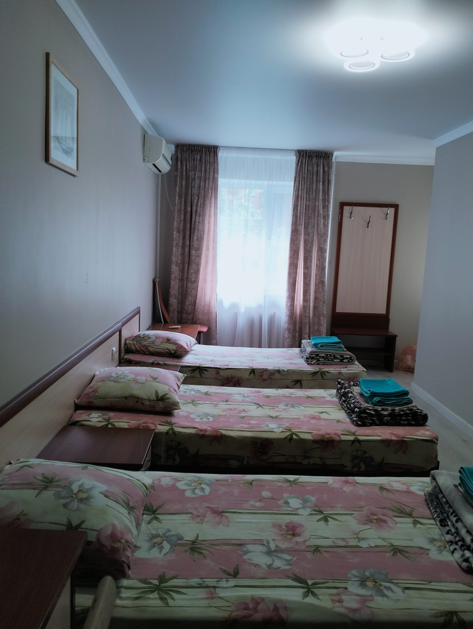 Трехместный (С раздельными кроватями в срубе 1 и 3, в корпусе номер 2.4), Гостевой дом Асият