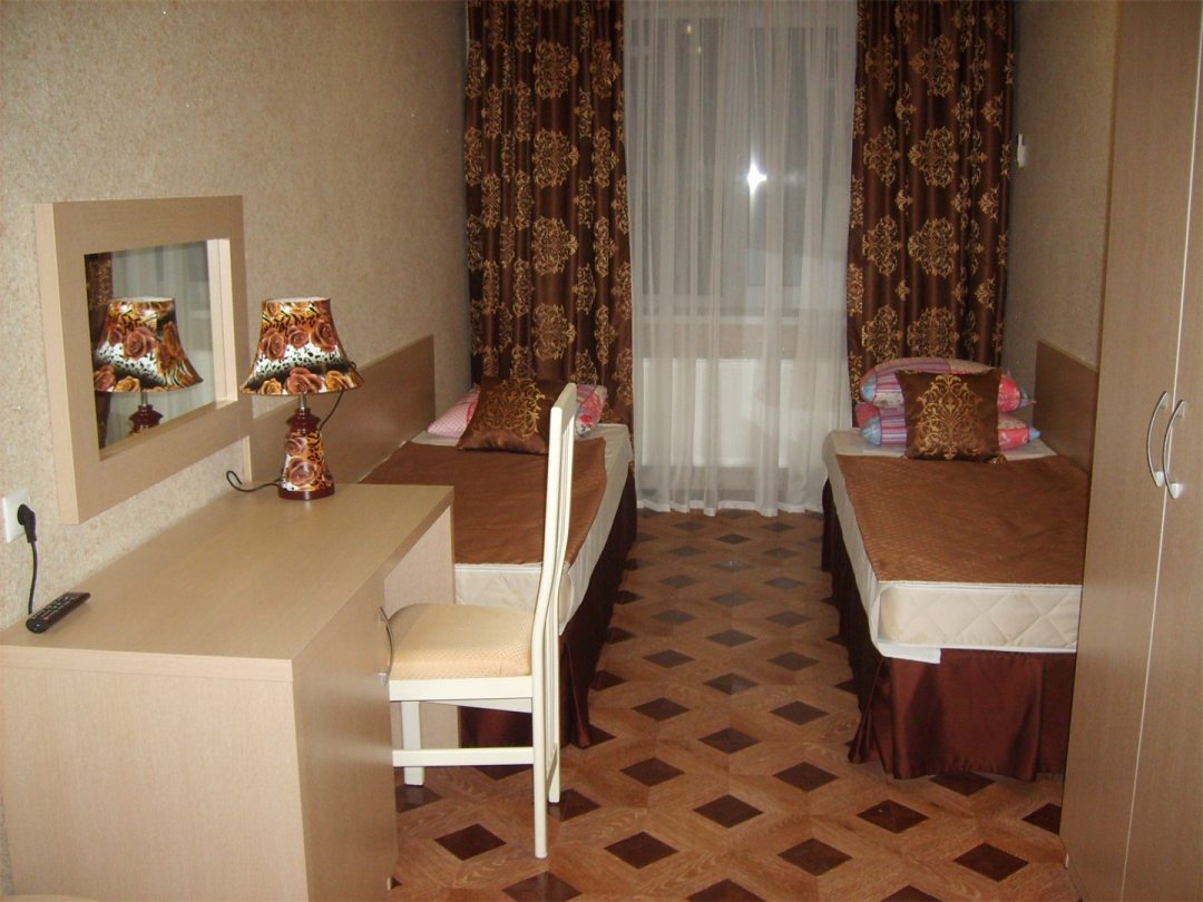 Полулюкс (Полулюкс с двумя односпальными кроватями и диваном) гостевого дома Кристина, Геленджик