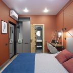 Стильный двухместный номер, оформленный в дизайнерском стиле