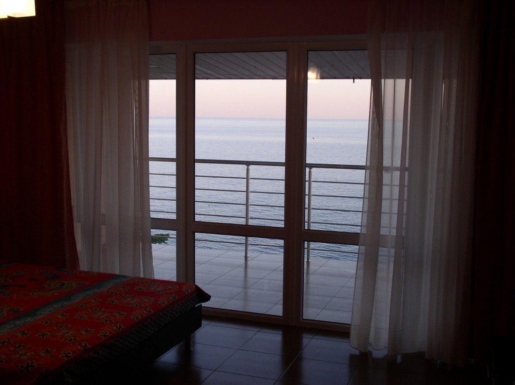 Трехместный (С балконом, вид на море №3) гостевого дома №6-Лазурный берег, Морское, Крым