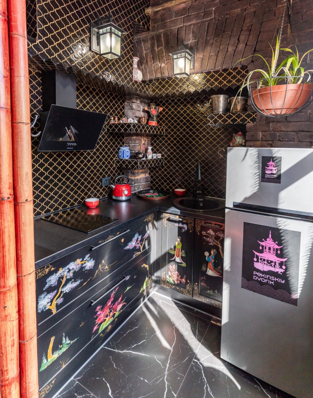 Кухонная зона с дизайнерской мебелью