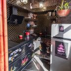 Кухонная зона с дизайнерской мебелью