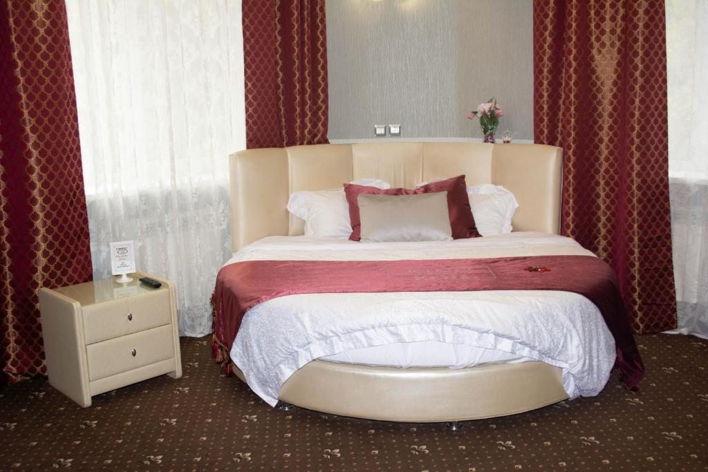 Сьюит (Люкс с кроватью размера «king-size» и гидромассажной ванной) мини-отеля SV, Нижний Новгород