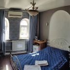 комната с двухспальной кроватью,кондиционером, холодильником