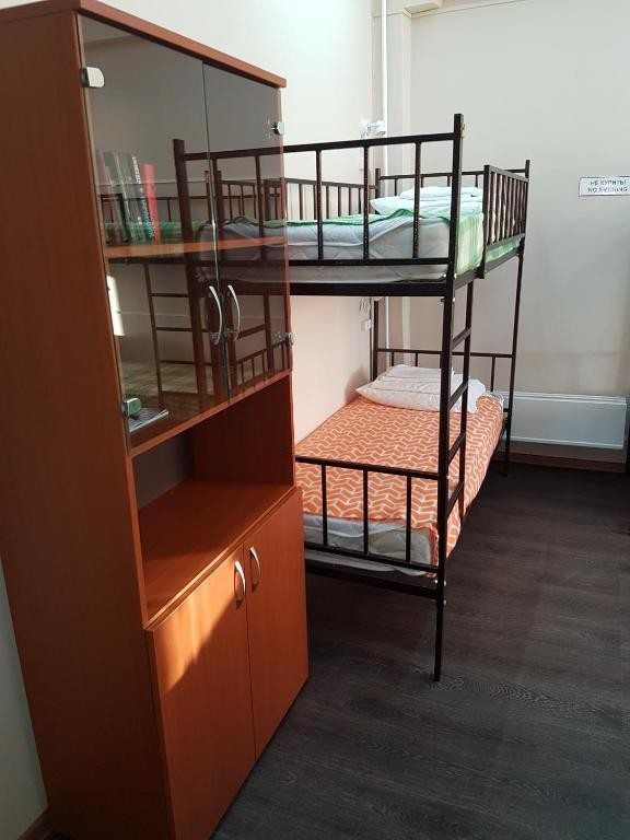 Номер (Спальное место на двухъярусной кровати в общем номере для мужчин и женщин) хостела Восьмой этаж, Иркутск