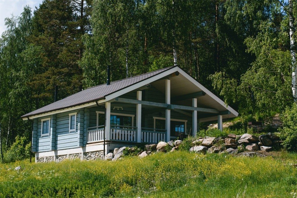 Дом (Синий, на берегу озера с видом на скалу) базы отдыха Forrest Lodge Karelia, Хаапалампи