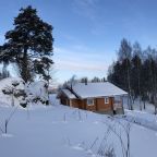 Дом (Желтый, на берегу озера с видом на скалу), База отдыха Forrest Lodge Karelia