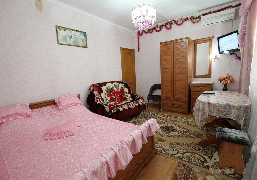 Трехместный (Сиреневый+бежевый) гостевого дома Marine, Севастополь