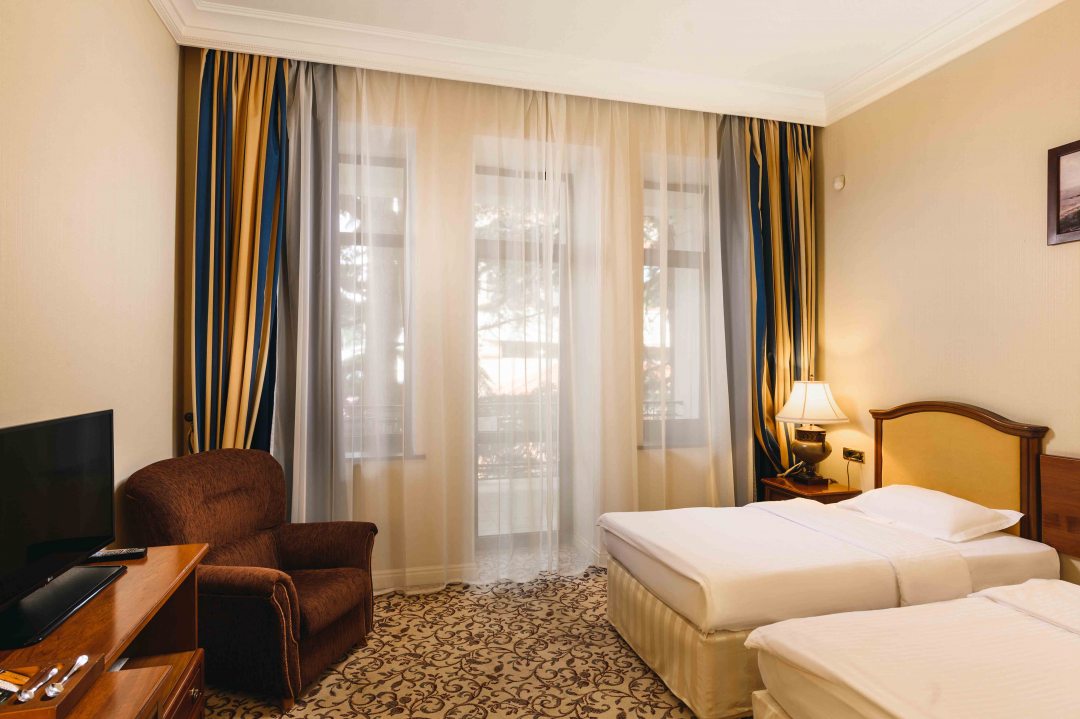 Двухместный (Стандарт Классик с видом на горы 4*) отеля Riviera Sunrise Resort & Spa, Алушта