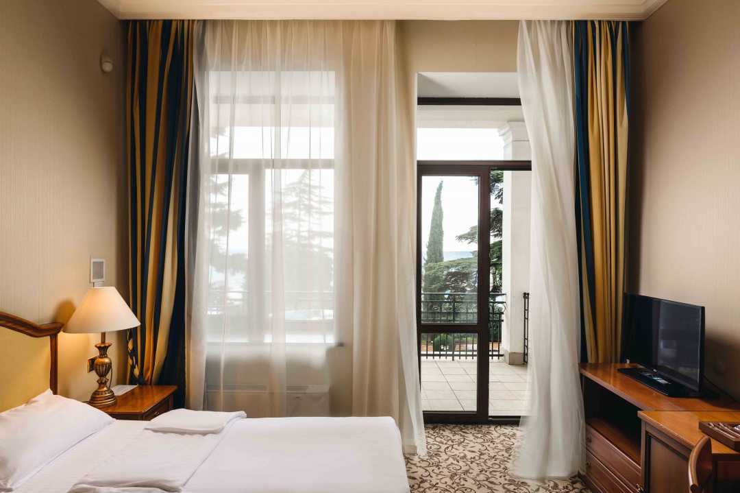 Двухместный (Улучшенный Классик с видом на море 4*) отеля Riviera Sunrise Resort & Spa, Алушта