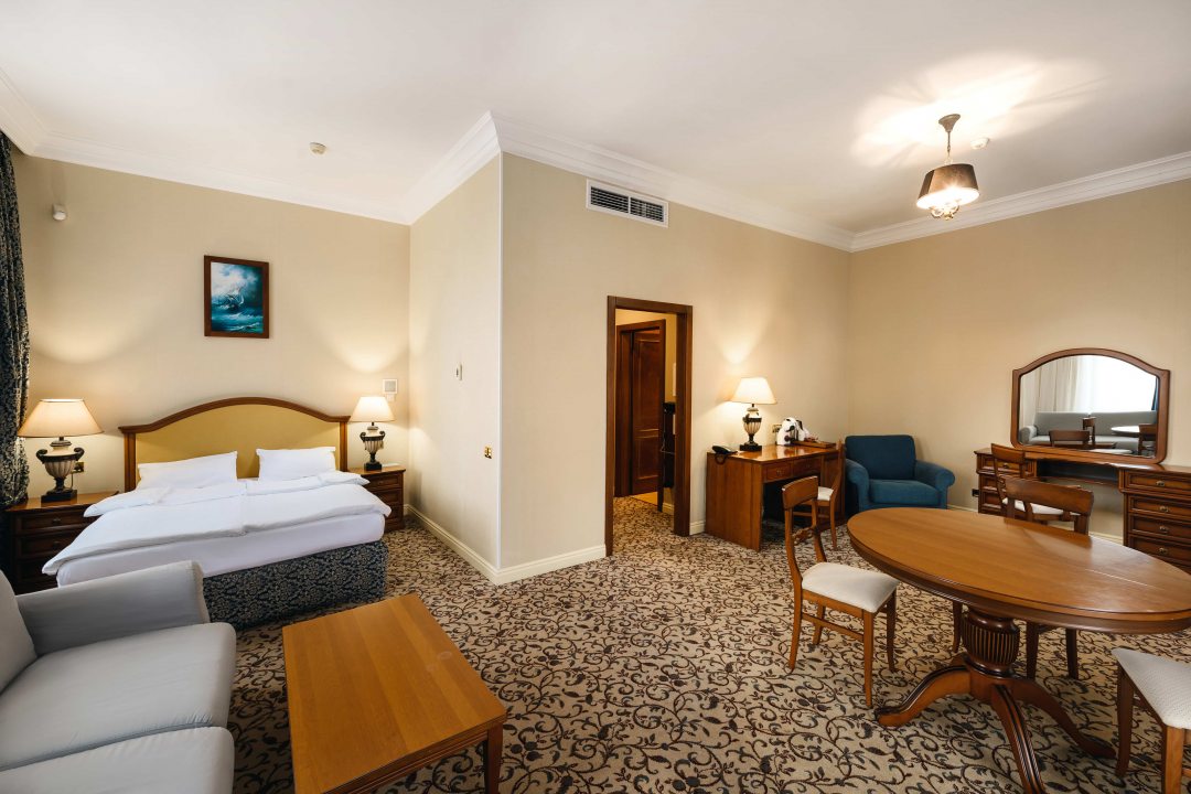 Полулюкс (Полулюкс Классик с видом на горы 4*) отеля Riviera Sunrise Resort & Spa, Алушта
