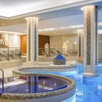 Закрытый бассейн в отеле Riviera Sunrise Resort & Spa, Алушта
