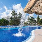 Бассейн в отеле Riviera Sunrise Resort & Spa