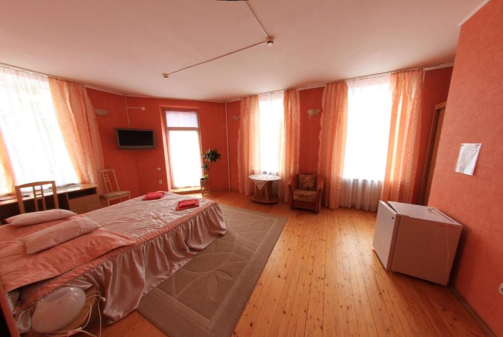 Двухместный (Двухместный номер с 1 кроватью и балконом) гостиницы Торопа, Торопец