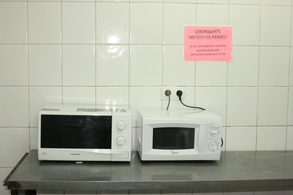 Микроволновая печь на кухне общежития гостиничного типа HotelHot Шереметьево, Лобня. Общежитие гостиничного типа HotelHot Шереметьево
