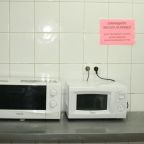 Микроволновая печь на кухне общежития гостиничного типа HotelHot Шереметьево, Лобня