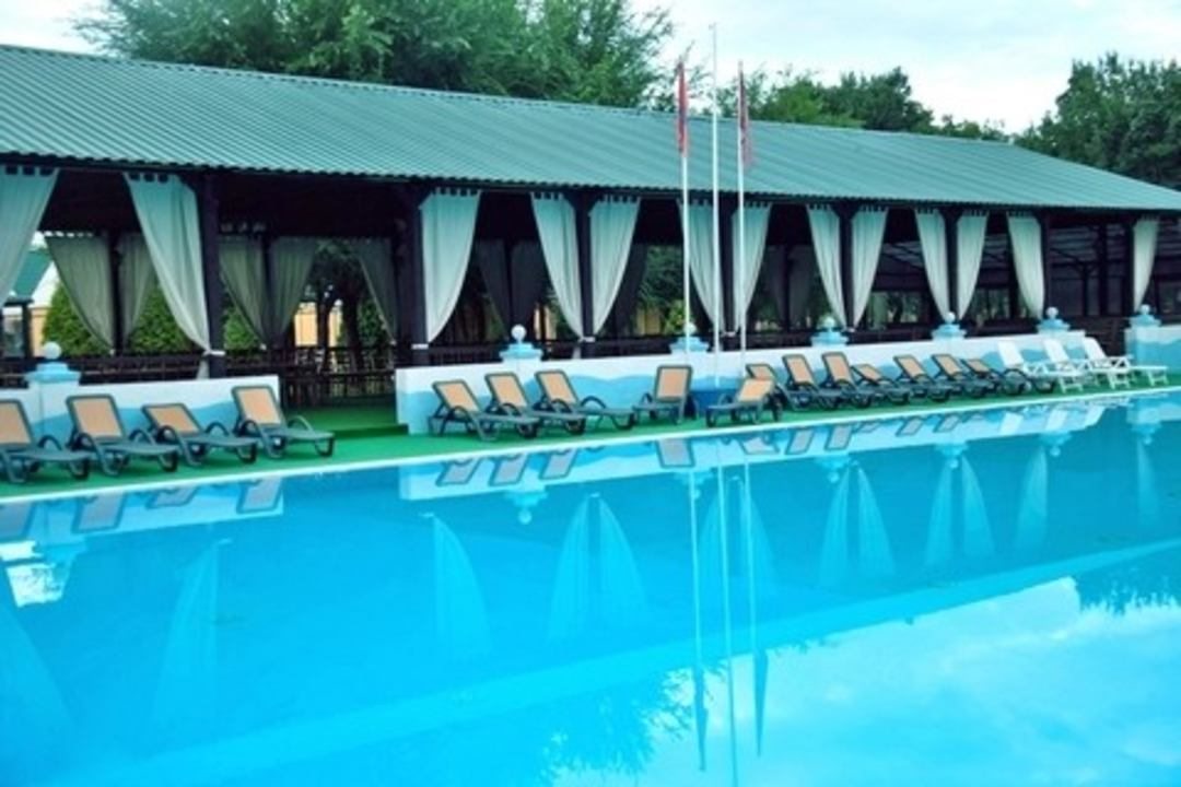 Открытый плавательный бассейн, Загородный клуб Олимпия