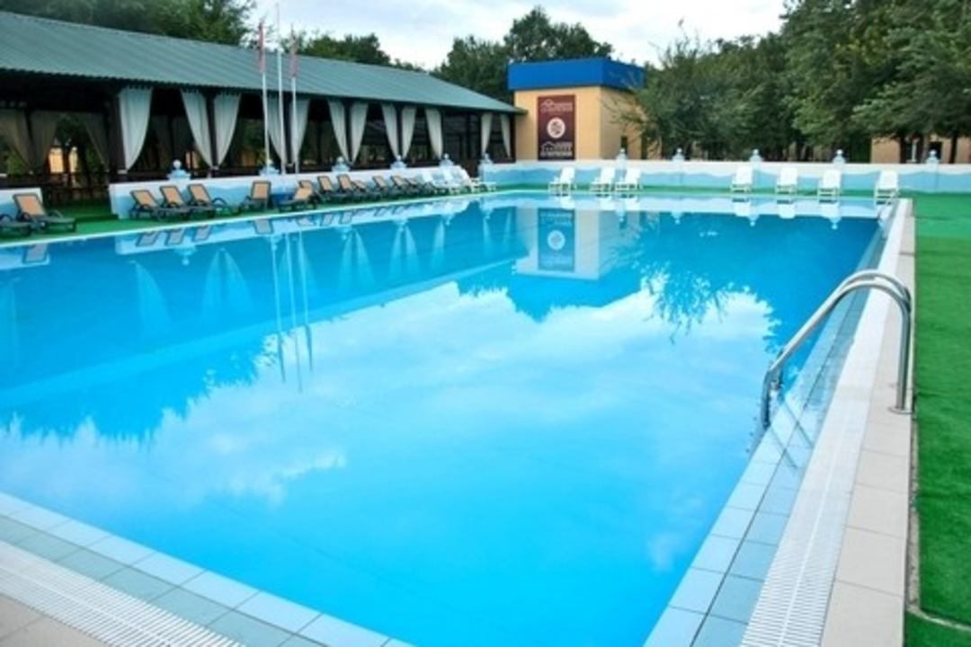 Открытый плавательный бассейн, Загородный клуб Олимпия