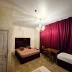 Четырехместный (Четырехместный), Гостиница Арбат