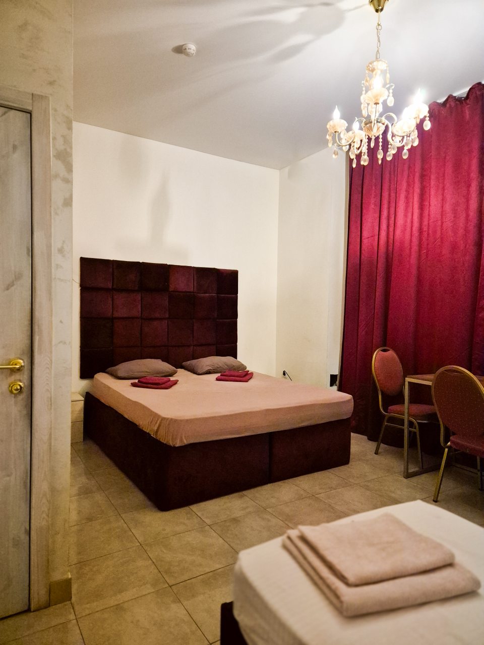 Четырехместный (Четырехместный), Гостиница Арбат