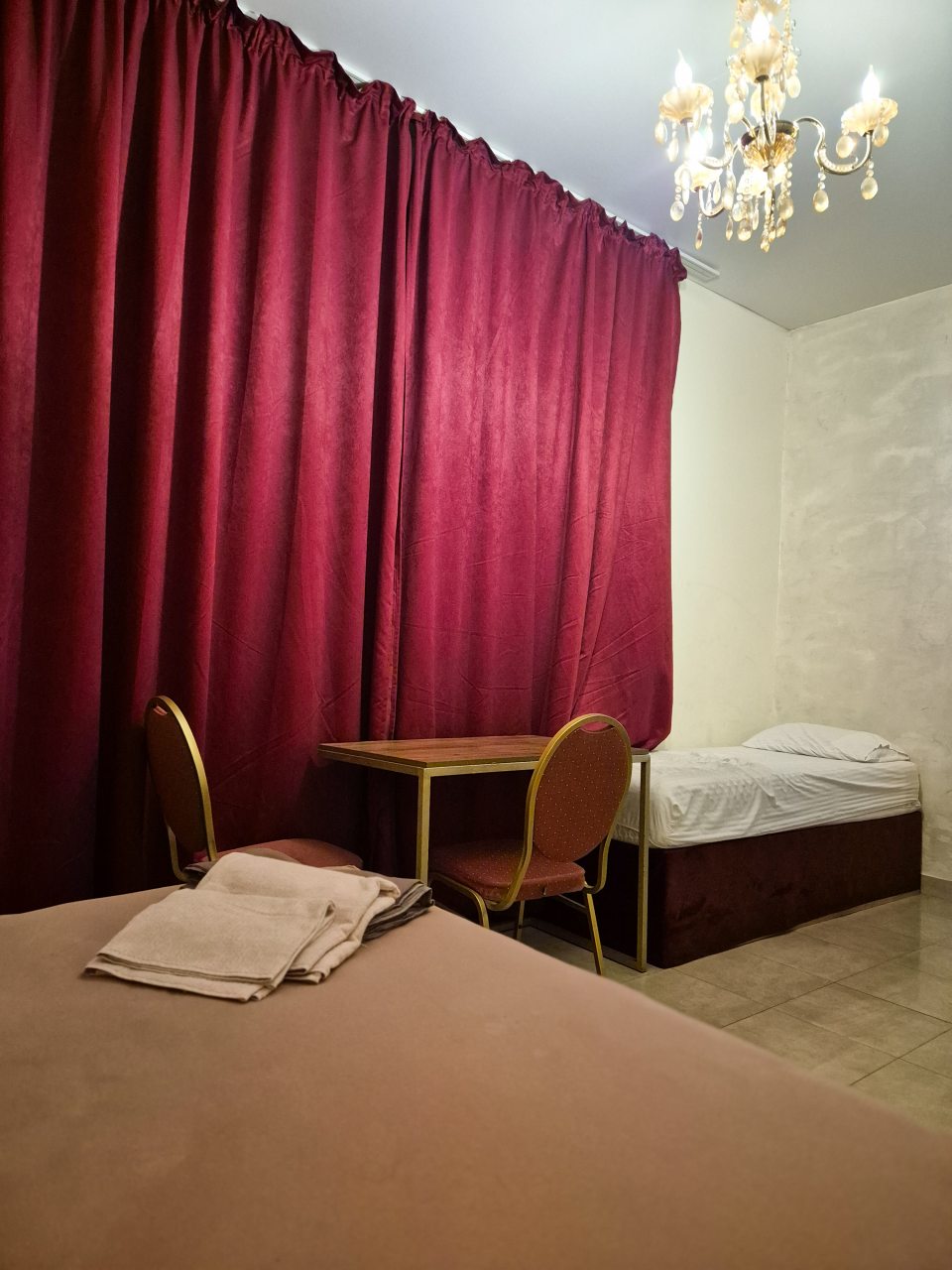 Четырехместный (Четырехместный), Гостиница Арбат