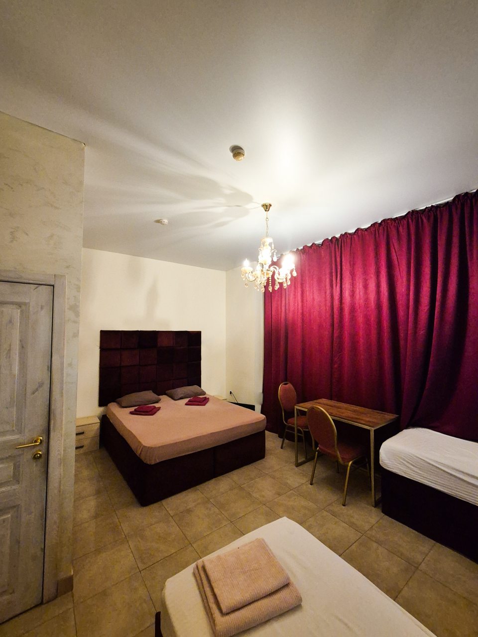 Четырехместный (Четырехместный), Гостиница Арбат