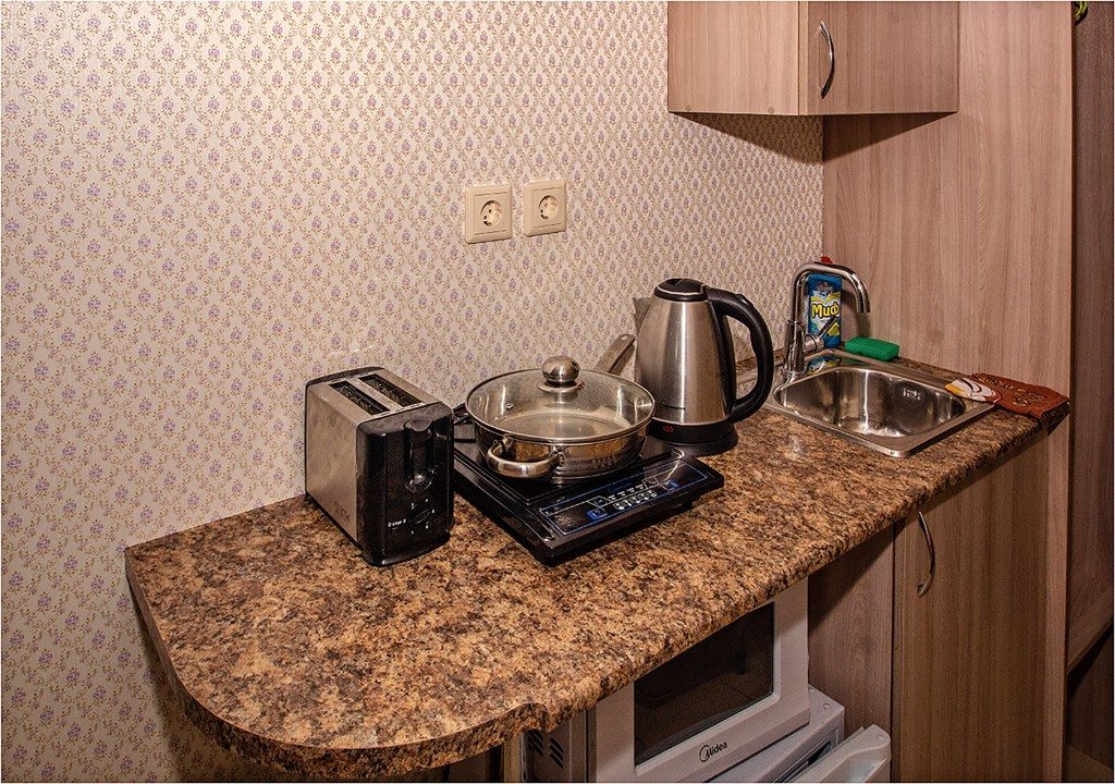 Стол с кухонным оборудованием в на мини-кухне в номере №8