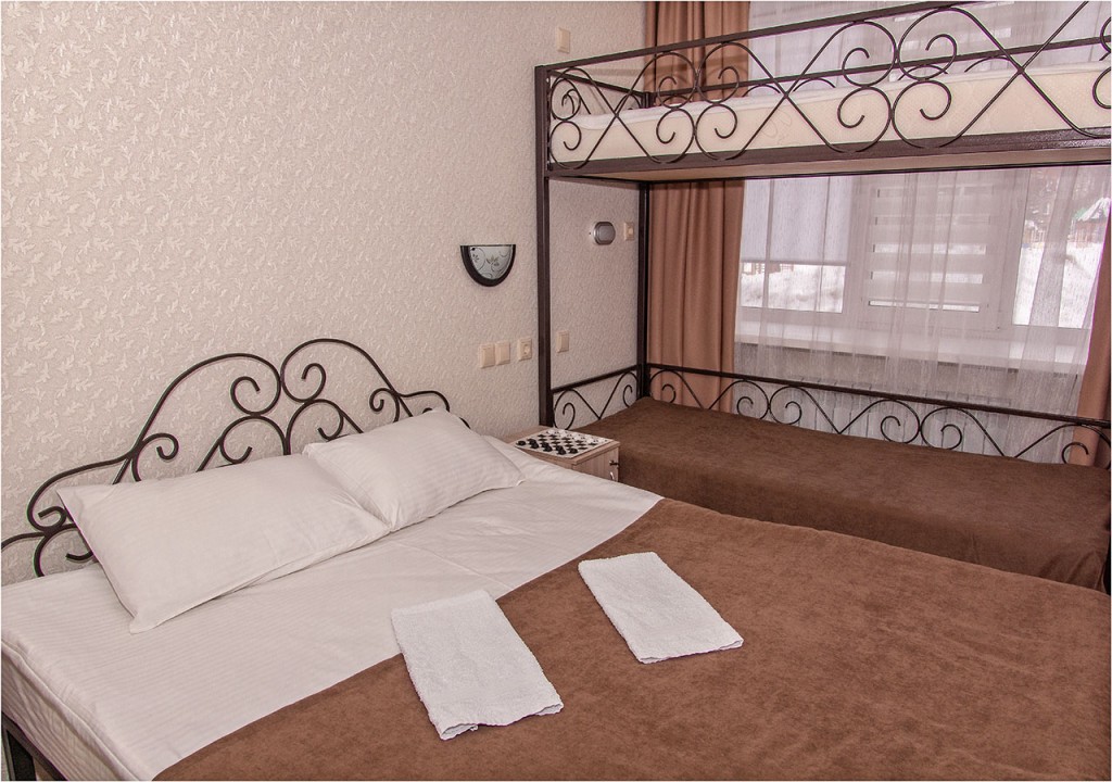 Вид на двуспальную (размер Queen size) и двухярусную кровати в семейном номере -комфорт №7. Мини-отель Дружба