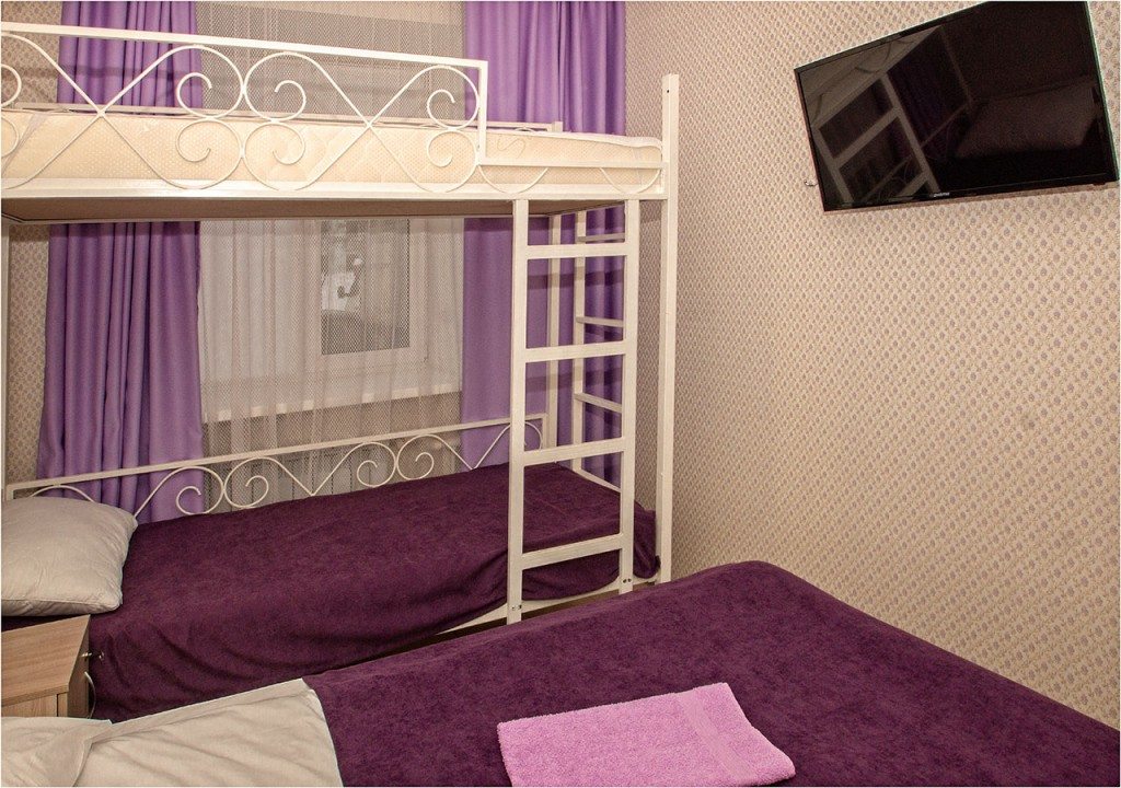 Вид на двухярусную кровать  и ЖК-телевизор в семейном номере -комфорт №9. Мини-отель Дружба