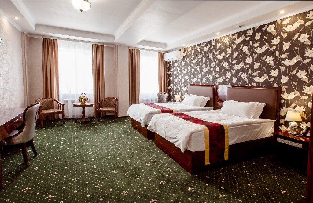 Люкс (Люкс с двумя односпальными кроватями) отеля Версаль, Курган