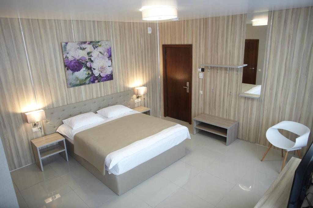 Двухместный (Улучшенный, С 1 кроватью) гостиницы Central Hotel, Курган