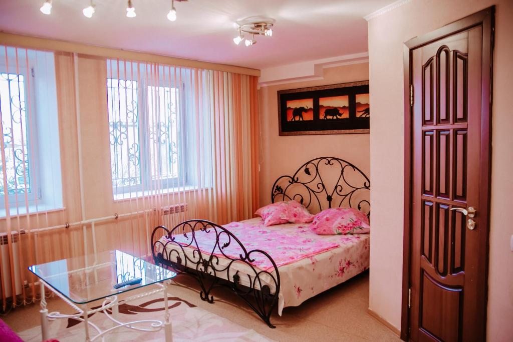 Полулюкс (Полу-люкс номер с двухместной кроватью и балконом) гостиницы Идель, Набережные Челны