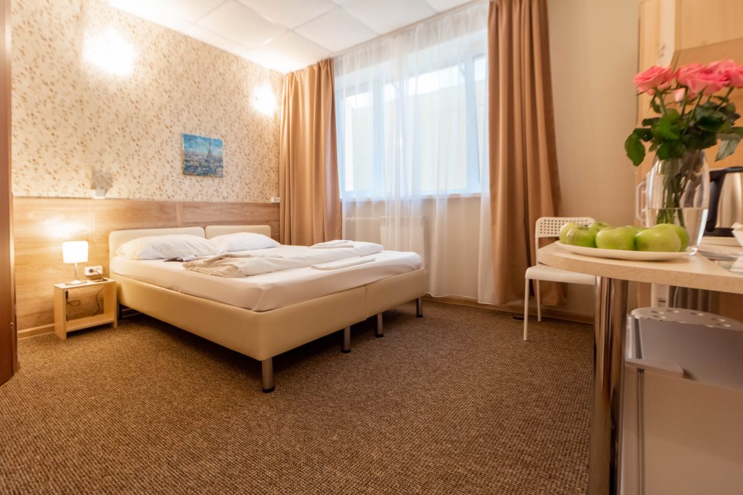 Двухместный (Бюджетный двухместный номер с 1 двуспальной или 2 односпальными кроватями) гостиницы Ахоум-отель на Окружной, Москва