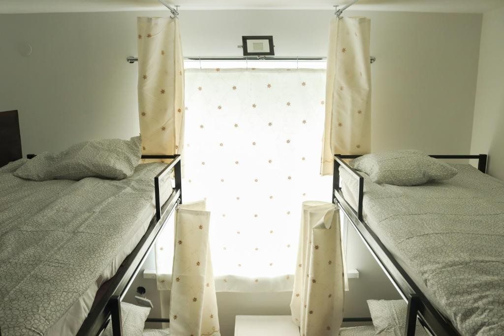 Номер (Спальное место на двухъярусной кровати в общем номере для мужчин и женщин) хостела Bed and Bread Hostel, Владивосток