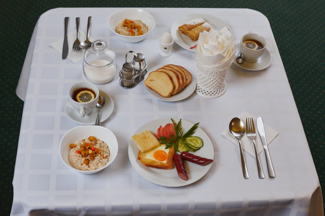 Континентальный завтрак, всегда на выбор 3 вида завтраков. Гостиница ZBest hotels Айсберг Саратов