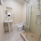 Трёхместный и более, Отель Квартал