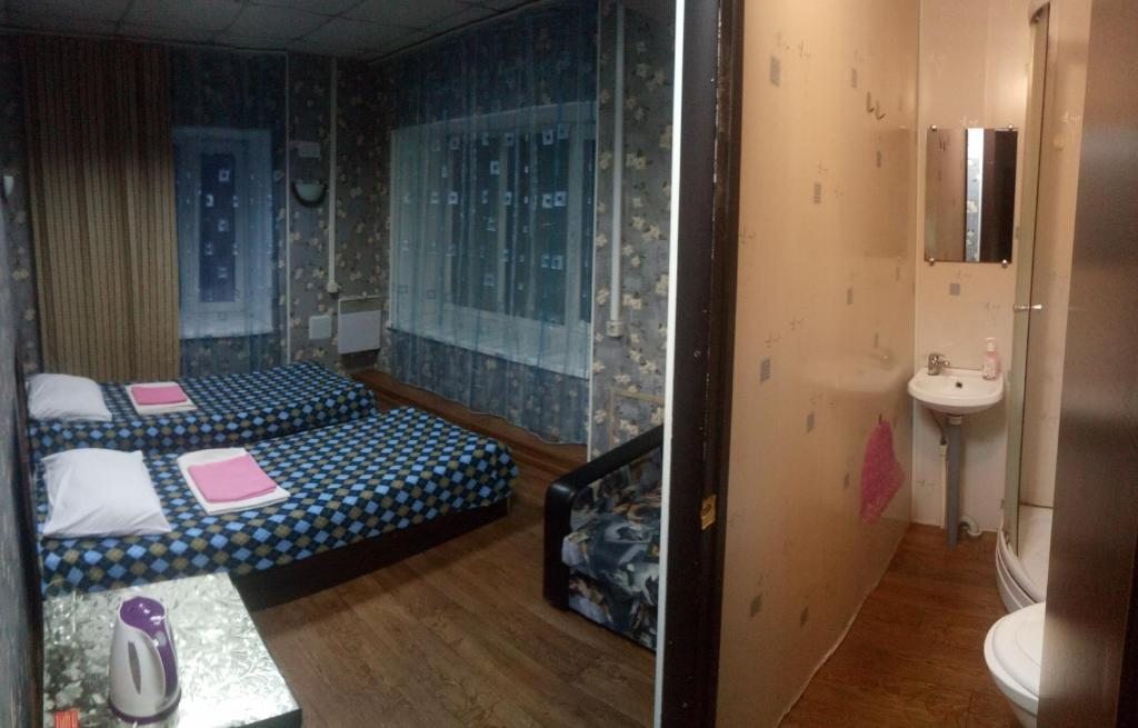 Трехместный (Трехместный номер с душем) отеля Сова на Хахалова, Улан-Удэ