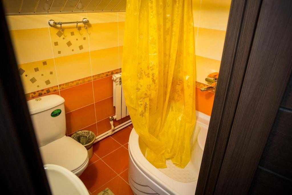 Трехместный (Трехместный номер с общей ванной комнатой) гостевого дома Островок комфорта, Смоленск
