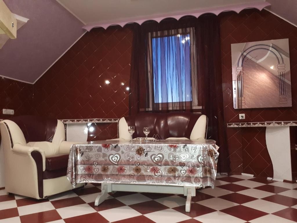 Двухместный (Двухместный номер с 2 двуспальными кроватями) мини-гостиницы Золотая миля, Оренбург