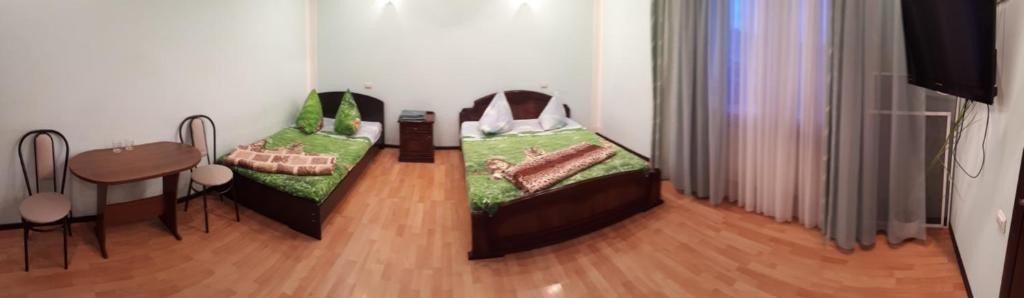 Двухместный (Двухместный номер с 2 отдельными кроватями и душем) мини-гостиницы Золотая миля, Оренбург