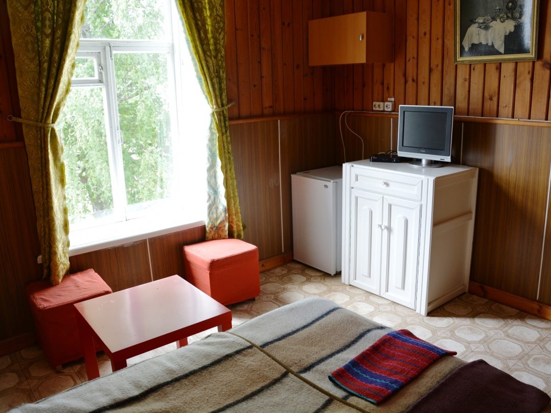 Трехместный (Двух комнатный номер 19 в корпусе 1) базы отдыха Стерж, Ивановское, Тверская область