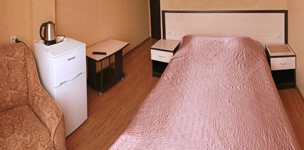 Двухместный (Двухместный номер с 1 двуспальной кроватью и дополнительной кроватью) мини-гостиницы Елена, Анапа