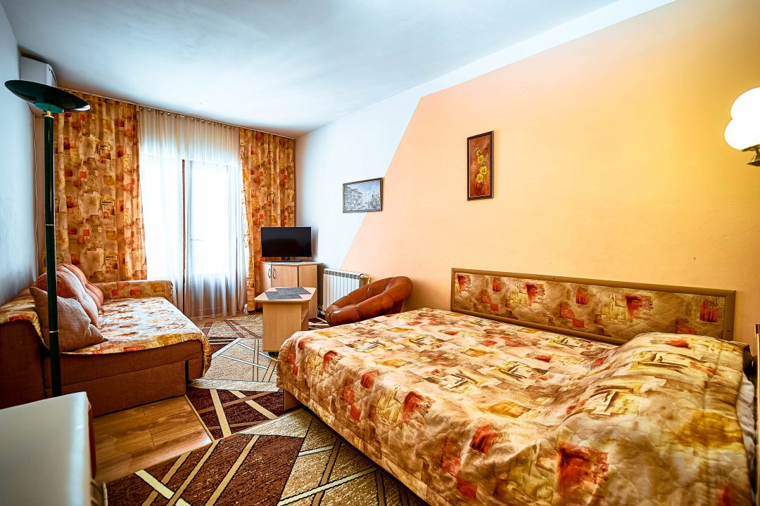 Трёхместный и более (Стандартный трехместный номер с двухспальной  и односпальной кроватями) гостевого дома На Крымской 50, Анапа
