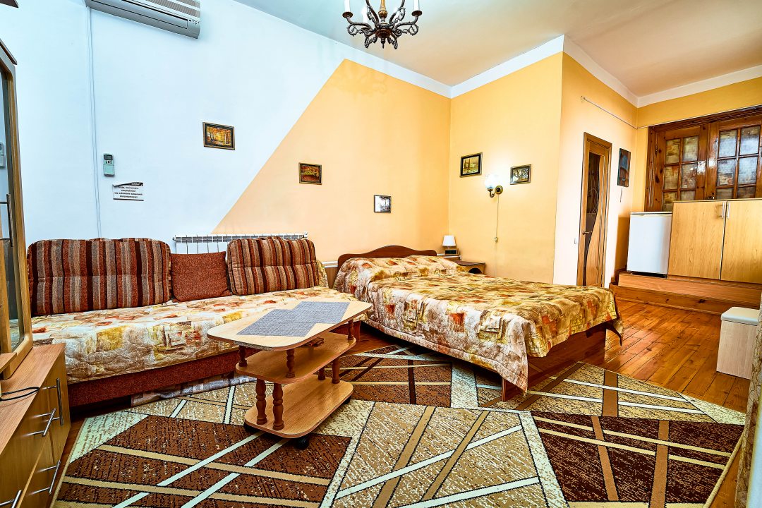 Трёхместный и более (Стандартный трехместный номер) гостевого дома На Крымской 50, Анапа