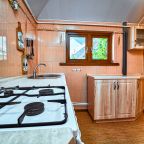 Интерьер общей (на 6 комнат) кухни на третьем этаже