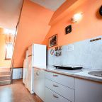 Интерьер общей (на 4 комнаты) кухни на третьем этаже