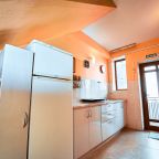 Интерьер общей (на 4 комнаты) кухни на третьем этаже