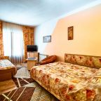 Трехместный номер с 2-х спальной кроватью и диван-кроватью